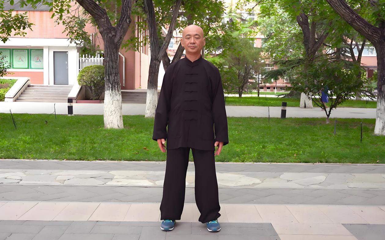 无极桩:双脚与肩同宽,双手自然下垂